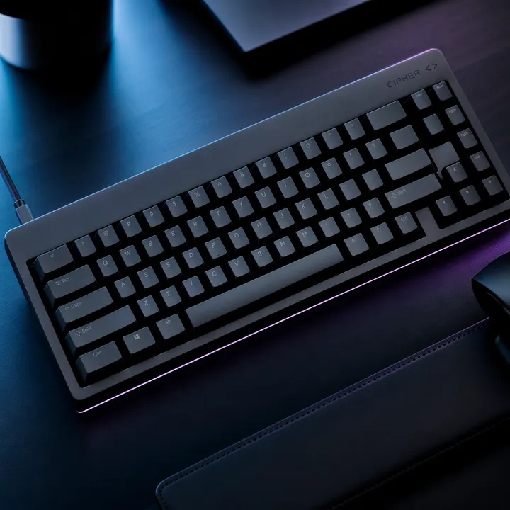 Mechanische Tastatur mit Cipher-Logo und lila RGB-Beleuchtung auf dunklem Schreibtisch